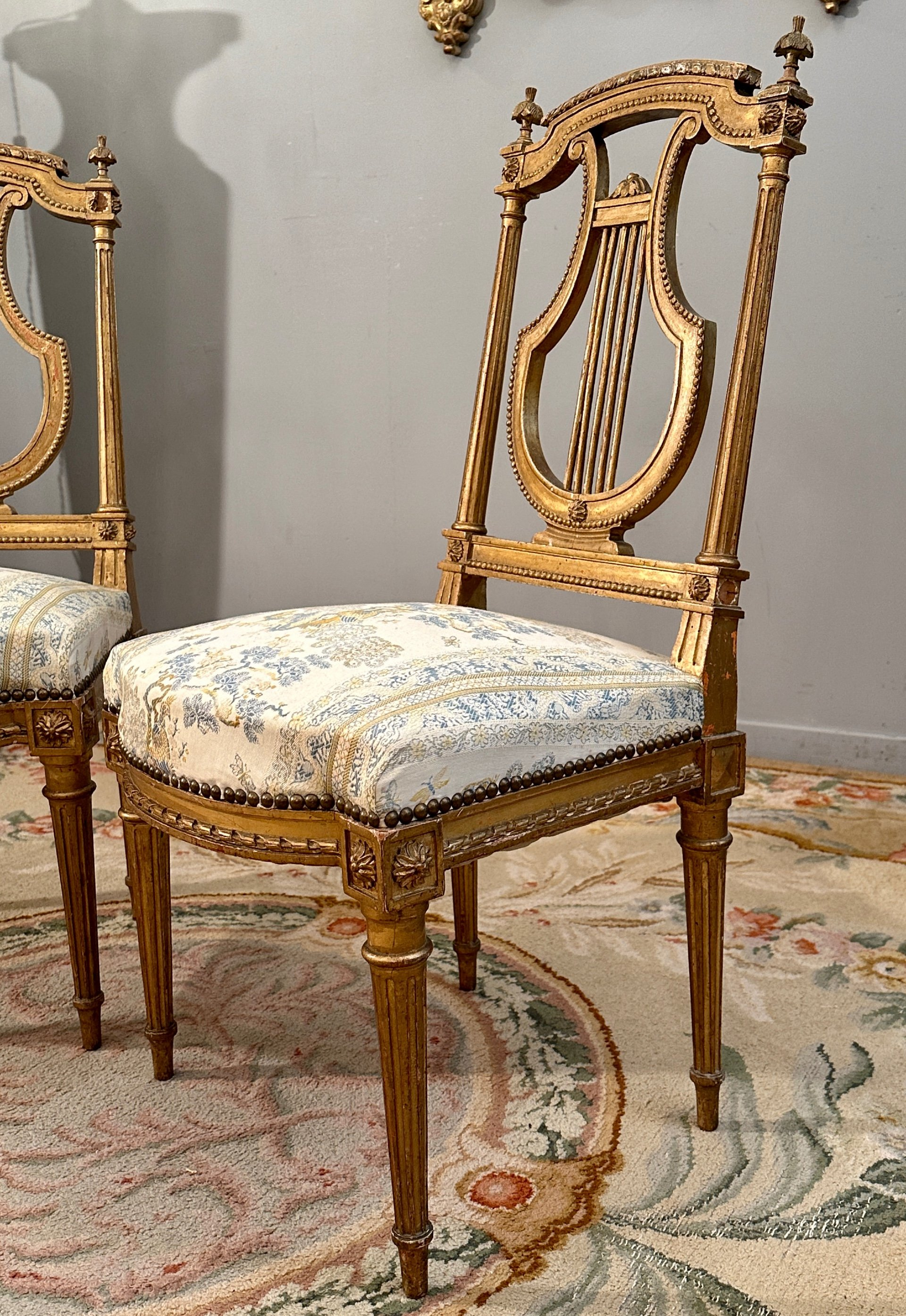 Chaise à dossier en forme de lyre, style Louis XVI, bois sculpté et doré, garniture en tissu à motifs floraux