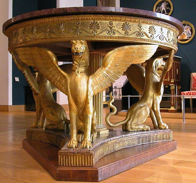 Table tripode de style Empire exposée au Louvre
